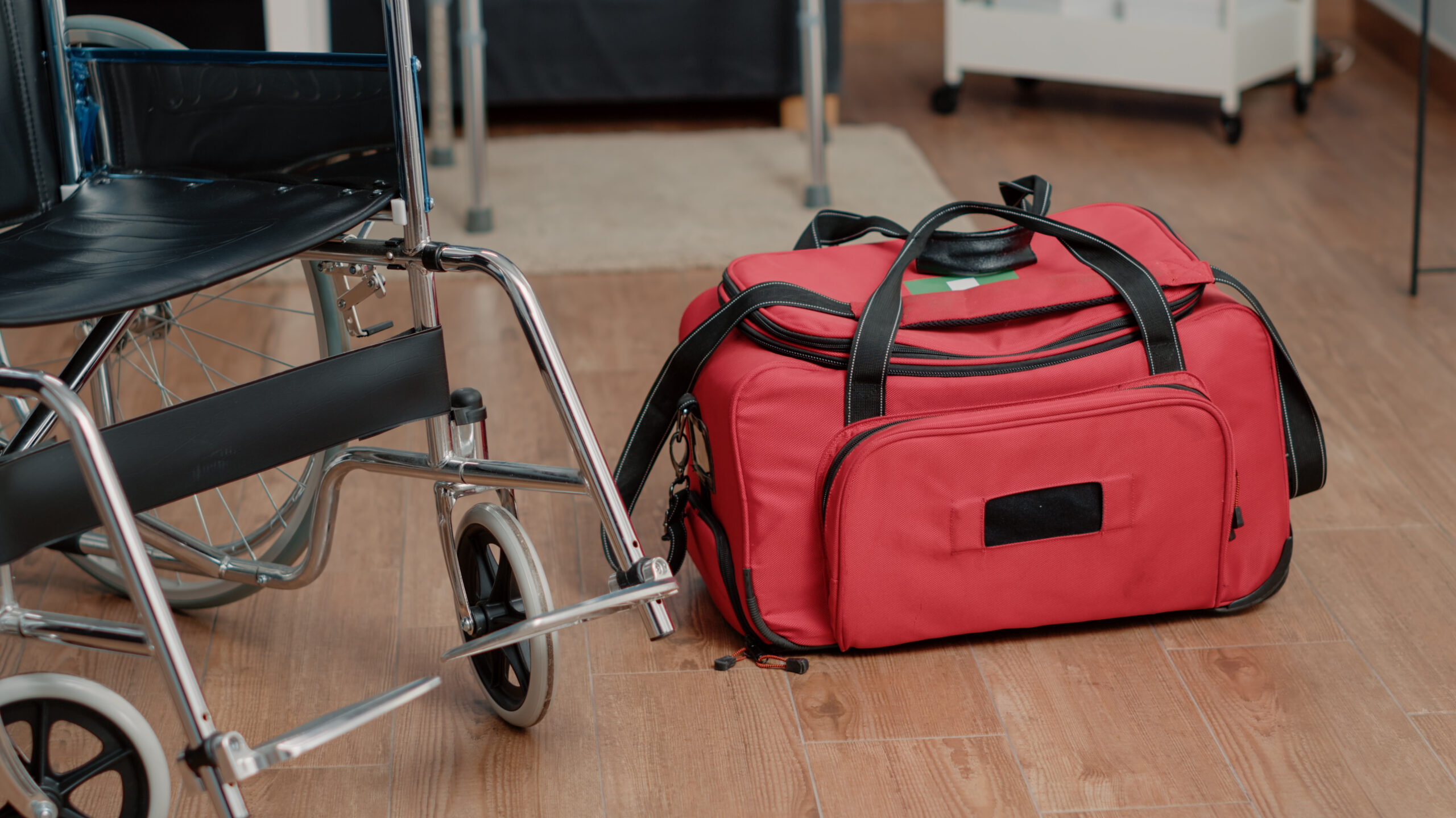 Pflege-Equipment – Rollstuhl & Pflegetasche für mobile Versorgung